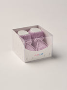 Die eleganten Strick Baby Booties aus Baumwolle von AMIO Firenze eignen sich perfekt als Geschenk für Babypartys oder als süße Schwangerschaftsankündigung für Freunde und Verwandte. Die feine Schnürung bietet besonderen Halt am Fuß. Der edle Strick verleiht den Scarpine eine luxuriöse Note, sodass sie sich als perfektes Accessoire auf einem Strampler eignen. Unsere Scarpine werden in einer ansprechenden Geschenkbox präsentiert.

Höchste Qualität, bestes Preis-Leistungs-Verhältnis MADE IN ITALY.