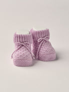 Die eleganten Strick Baby Booties aus Baumwolle von AMIO Firenze eignen sich perfekt als Geschenk für Babypartys oder als süße Schwangerschaftsankündigung für Freunde und Verwandte. Die feine Schnürung bietet besonderen Halt am Fuß. Der edle Strick verleiht den Scarpine eine luxuriöse Note, sodass sie sich als perfektes Accessoire auf einem Strampler eignen. Unsere Scarpine werden in einer ansprechenden Geschenkbox präsentiert.

Höchste Qualität, bestes Preis-Leistungs-Verhältnis MADE IN ITALY.