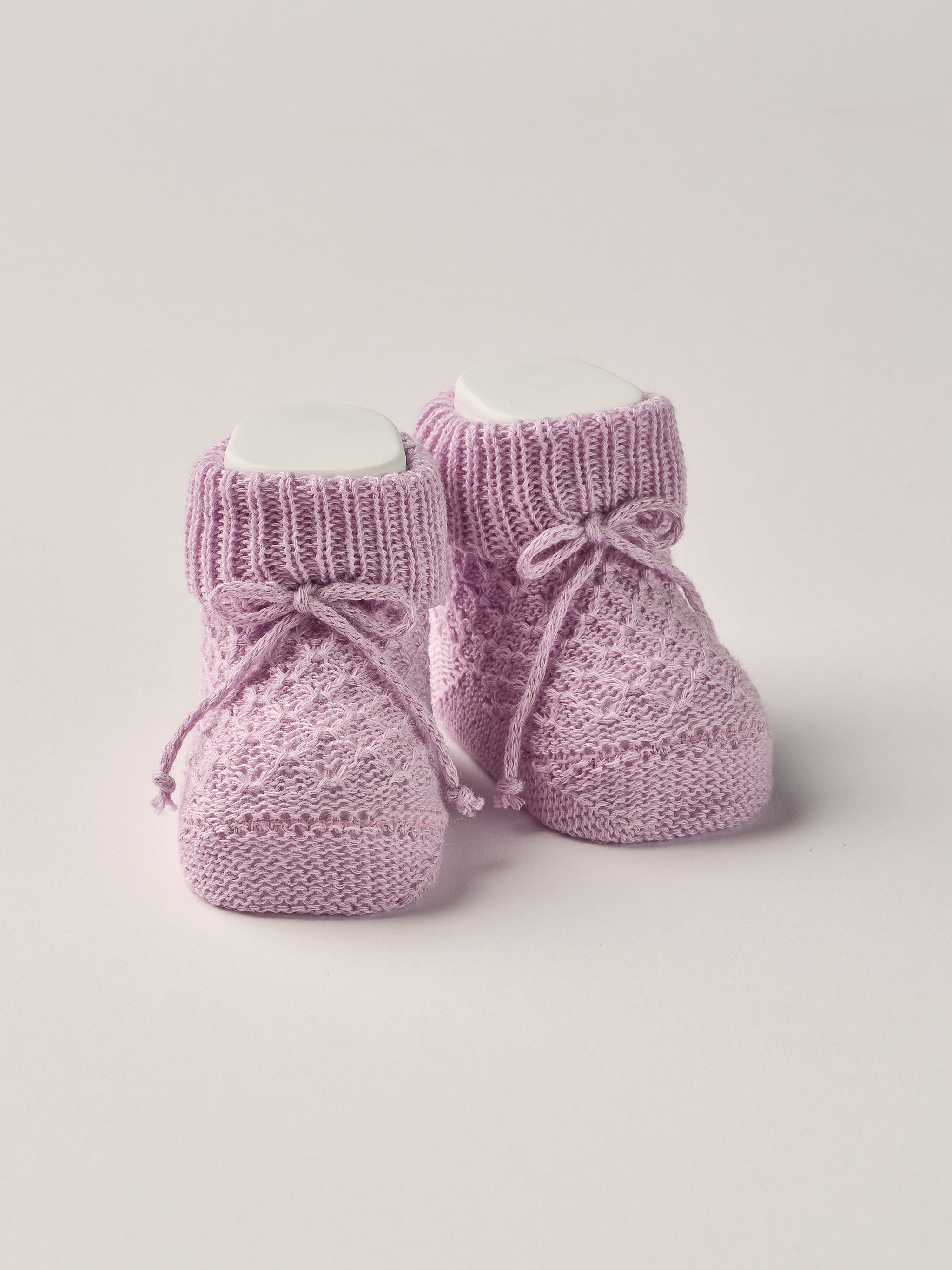 Die eleganten Strick Baby Booties aus Baumwolle von AMIO Firenze eignen sich perfekt als Geschenk für Babypartys oder als süße Schwangerschaftsankündigung für Freunde und Verwandte. Die feine Schnürung bietet besonderen Halt am Fuß. Der edle Strick verleiht den Scarpine eine luxuriöse Note, sodass sie sich als perfektes Accessoire auf einem Strampler eignen. Unsere Scarpine werden in einer ansprechenden Geschenkbox präsentiert.

Höchste Qualität, bestes Preis-Leistungs-Verhältnis MADE IN ITALY.