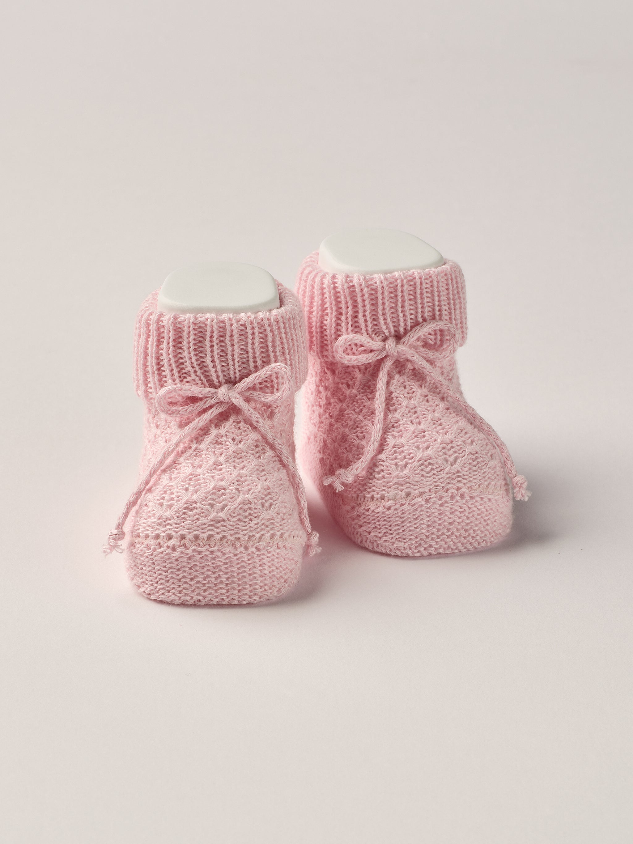 Die eleganten Strick Baby Booties aus Baumwolle von AMIO Firenze eignen sich perfekt als Geschenk für Babypartys oder als süße Schwangerschaftsankündigung für Freunde und Verwandte. Die feine Schnürung bietet besonderen Halt am Fuß. Der edle Strick verleiht den Scarpine eine luxuriöse Note, sodass sie sich als perfektes Accessoire auf einem Strampler eignen. Unsere Scarpine werden in einer ansprechenden Geschenkbox präsentiert.

Höchste Qualität, bestes Preis-Leistungs-Verhältnis MADE IN ITALY.
