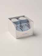 Die eleganten Strick Baby Booties aus Baumwolle von AMIO Firenze eignen sich perfekt als Geschenk für Babypartys oder als süße Ankündigung für Freunde und Verwandte. Die feine Schnürung bietet besonderen Halt am Fuß. Der edle Strick verleiht den Scarpine eine luxuriöse Note, sodass sie sich als perfektes Accessoire auf einem Strampler eignen. Unsere Scarpine werden in einer ansprechenden Geschenkbox präsentiert.

Höchste Qualität, bestes Preis-Leistungs-Verhältnis MADE IN ITALY.