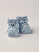 Die eleganten Strick Baby Booties aus Baumwolle von AMIO Firenze eignen sich perfekt als Geschenk für Babypartys oder als süße Ankündigung für Freunde und Verwandte. Die feine Schnürung bietet besonderen Halt am Fuß. Der edle Strick verleiht den Scarpine eine luxuriöse Note, sodass sie sich als perfektes Accessoire auf einem Strampler eignen. Unsere Scarpine werden in einer ansprechenden Geschenkbox präsentiert.

Höchste Qualität, bestes Preis-Leistungs-Verhältnis MADE IN ITALY.