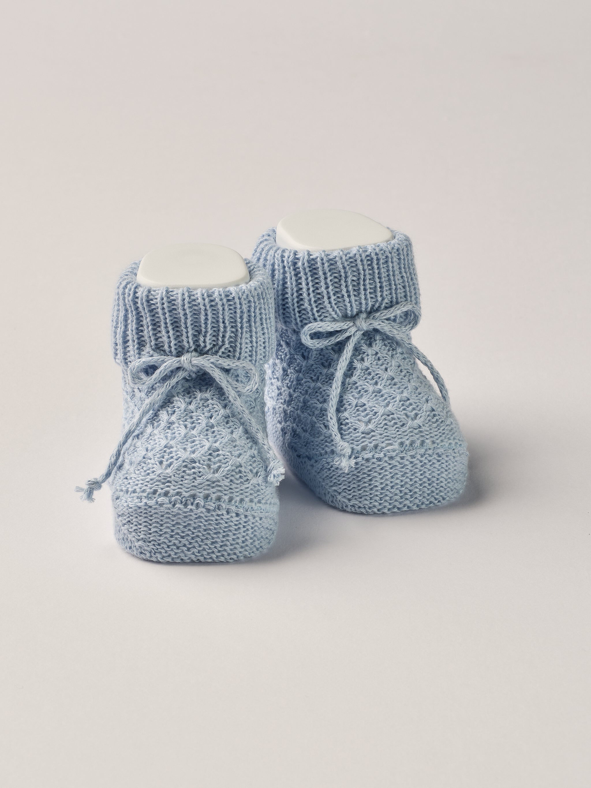 Die eleganten Strick Baby Booties aus Baumwolle von AMIO Firenze eignen sich perfekt als Geschenk für Babypartys oder als süße Ankündigung für Freunde und Verwandte. Die feine Schnürung bietet besonderen Halt am Fuß. Der edle Strick verleiht den Scarpine eine luxuriöse Note, sodass sie sich als perfektes Accessoire auf einem Strampler eignen. Unsere Scarpine werden in einer ansprechenden Geschenkbox präsentiert.

Höchste Qualität, bestes Preis-Leistungs-Verhältnis MADE IN ITALY.