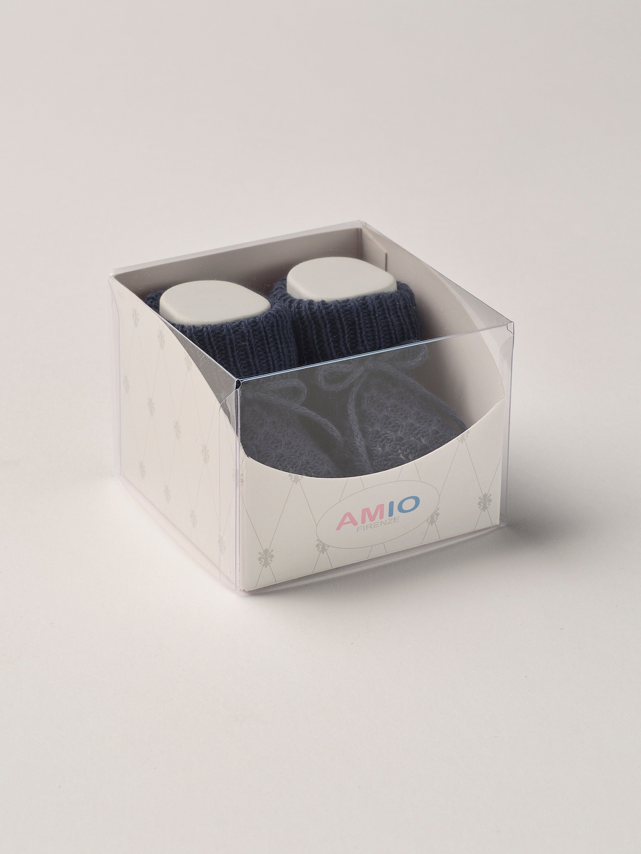 Die eleganten Strick Baby Booties aus Baumwolle von AMIO Firenze eignen sich perfekt als Geschenk für Babypartys oder als süße Schwangerschaftsankündigung für Freunde und Verwandte. Die feine Schnürung bietet besonderen Halt am Fuß. Der edle Strick verleiht den Scarpine eine luxuriöse Note, sodass sie sich als perfektes Accessoire auf einem Strampler eignen. Unsere Scarpine werden in einer ansprechenden Geschenkbox präsentiert.

Höchste Qualität, bestes Preis-Leistungs-Verhältnis MADE IN ITALY.