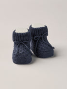 Die eleganten Strick Baby Booties aus Baumwolle von AMIO Firenze eignen sich perfekt als Geschenk für Babypartys oder als süße Schwangerschaftsankündigung für Freunde und Verwandte. Die feine Schnürung bietet besonderen Halt am Fuß. Der edle Strick verleiht den Scarpine eine luxuriöse Note, sodass sie sich als perfektes Accessoire auf einem Strampler eignen. Unsere Scarpine werden in einer ansprechenden Geschenkbox präsentiert.

Höchste Qualität, bestes Preis-Leistungs-Verhältnis MADE IN ITALY.