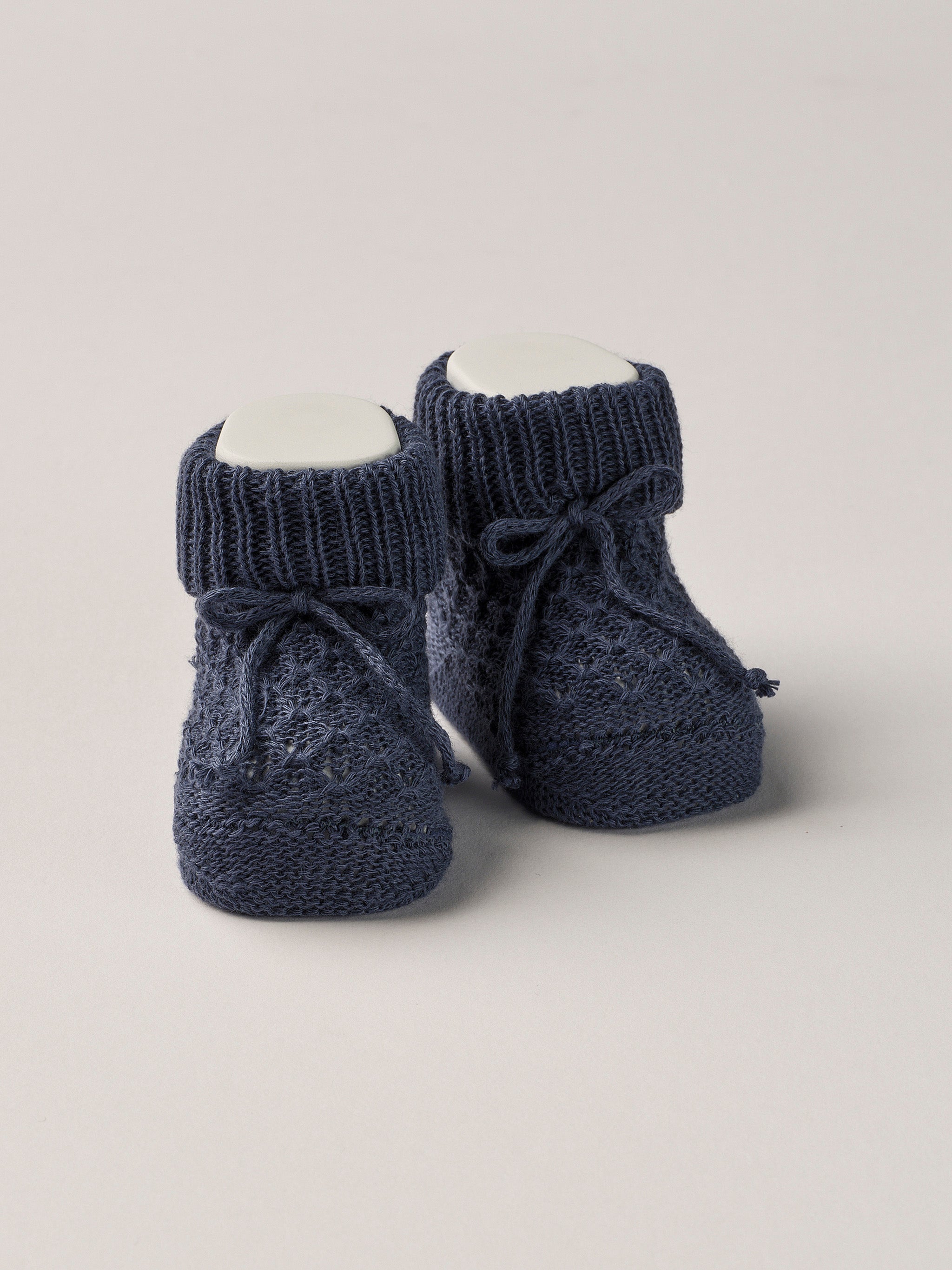 Die eleganten Strick Baby Booties aus Baumwolle von AMIO Firenze eignen sich perfekt als Geschenk für Babypartys oder als süße Schwangerschaftsankündigung für Freunde und Verwandte. Die feine Schnürung bietet besonderen Halt am Fuß. Der edle Strick verleiht den Scarpine eine luxuriöse Note, sodass sie sich als perfektes Accessoire auf einem Strampler eignen. Unsere Scarpine werden in einer ansprechenden Geschenkbox präsentiert.

Höchste Qualität, bestes Preis-Leistungs-Verhältnis MADE IN ITALY.