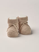 Die eleganten Strick Baby Booties aus Baumwolle von AMIO Firenze eignen sich perfekt als Geschenk für Babypartys oder als süße Schwangerschaftsankündigung für Freunde und Verwandte. Die feine Schnürung bietet besonderen Halt am Fuß. Der edle Strick verleiht den Scarpine eine luxuriöse Note, sodass sie sich als perfektes Accessoire auf einem Strampler eignen. Unsere Scarpine werden in einer ansprechenden Geschenkbox präsentiert.

Höchste Qualität, bestes Preis-Leistungs-Verhältnis MADE IN ITALY.