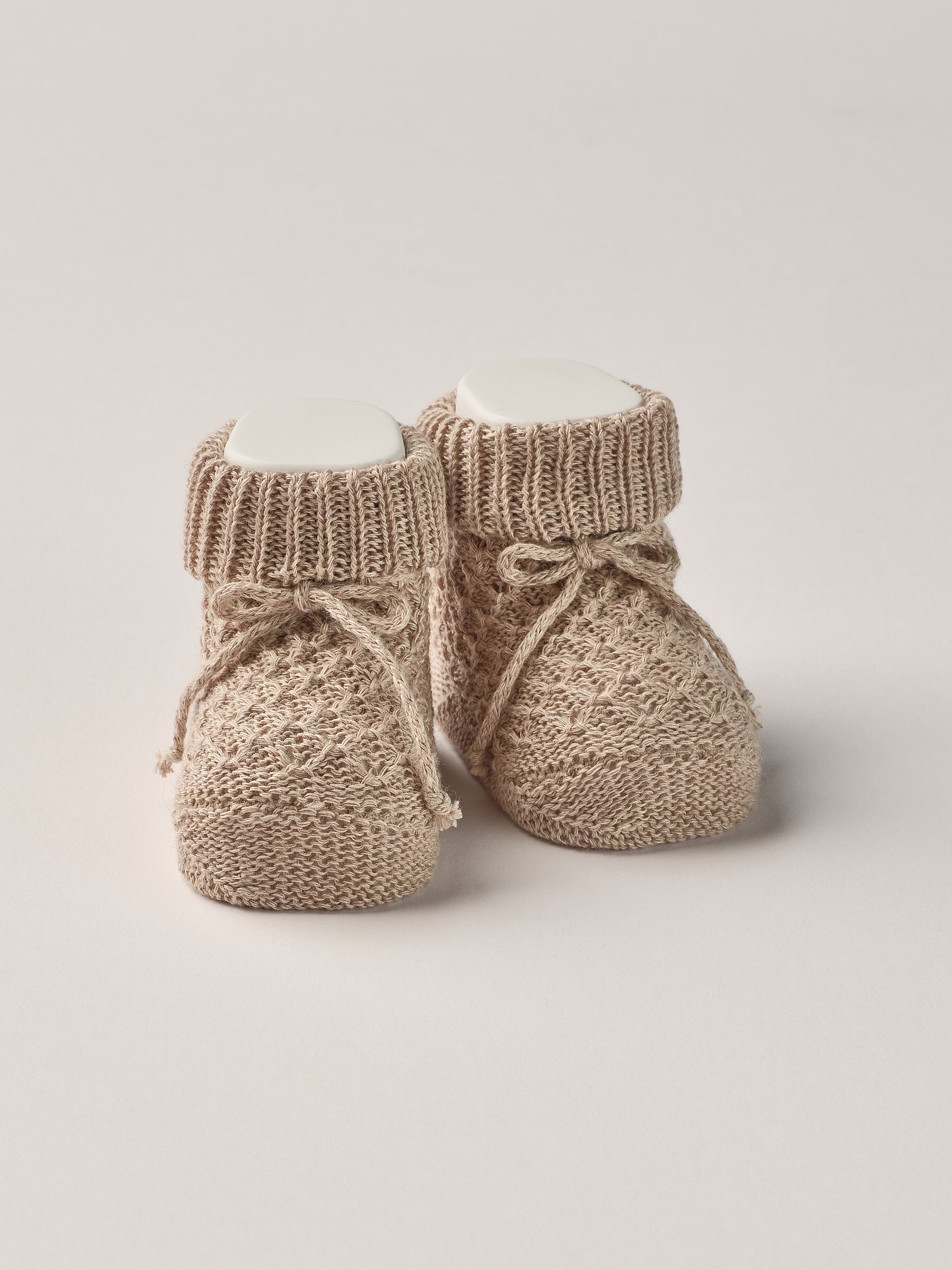Die eleganten Strick Baby Booties aus Baumwolle von AMIO Firenze eignen sich perfekt als Geschenk für Babypartys oder als süße Schwangerschaftsankündigung für Freunde und Verwandte. Die feine Schnürung bietet besonderen Halt am Fuß. Der edle Strick verleiht den Scarpine eine luxuriöse Note, sodass sie sich als perfektes Accessoire auf einem Strampler eignen. Unsere Scarpine werden in einer ansprechenden Geschenkbox präsentiert.

Höchste Qualität, bestes Preis-Leistungs-Verhältnis MADE IN ITALY.