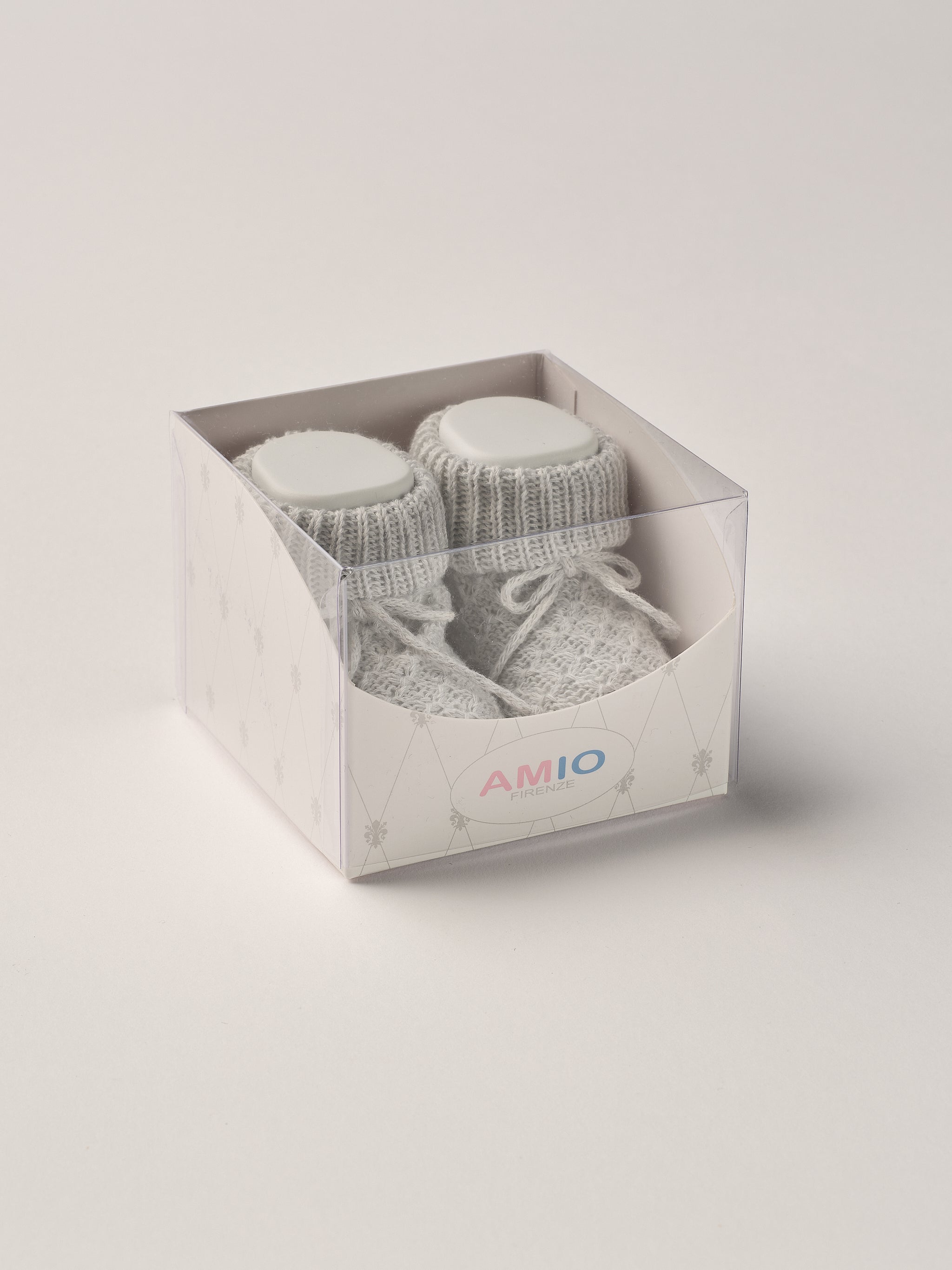 Die eleganten Strick Baby Booties aus Baumwolle von AMIO Firenze eignen sich perfekt als Geschenk für Babypartys oder als süße Schwangerschaftsankündigung für Freunde und Verwandte. Die feine Schnürung bietet besonderen Halt am Fuß. Der edle Strick verleiht den Scarpine eine luxuriöse Note, sodass sie sich als perfektes Accessoire auf einem Strampler eignen. Unsere Scarpine werden in einer ansprechenden Geschenkbox präsentiert.

Höchste Qualität, bestes Preis-Leistungs-Verhältnis MADE IN ITALY.