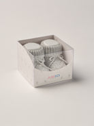 Die eleganten Strick Baby Booties aus Baumwolle von AMIO Firenze eignen sich perfekt als Geschenk für Babypartys oder als süße Schwangerschaftsankündigung für Freunde und Verwandte. Die feine Schnürung bietet besonderen Halt am Fuß. Der edle Strick verleiht den Scarpine eine luxuriöse Note, sodass sie sich als perfektes Accessoire auf einem Strampler eignen. Unsere Scarpine werden in einer ansprechenden Geschenkbox präsentiert.

Höchste Qualität, bestes Preis-Leistungs-Verhältnis MADE IN ITALY.