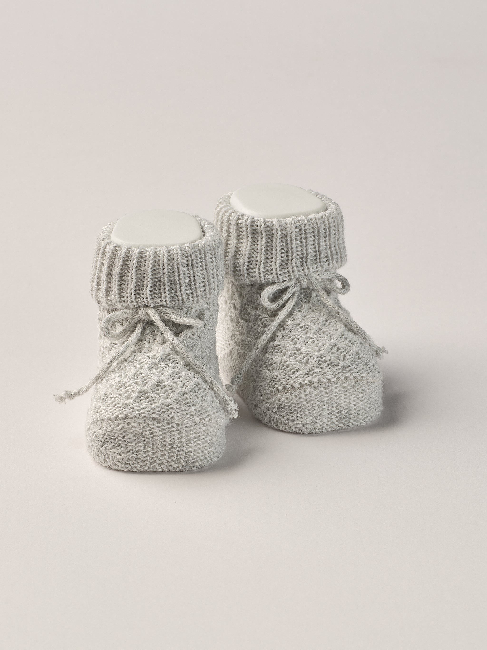 Die eleganten Strick Baby Booties aus Baumwolle von AMIO Firenze eignen sich perfekt als Geschenk für Babypartys oder als süße Schwangerschaftsankündigung für Freunde und Verwandte. Die feine Schnürung bietet besonderen Halt am Fuß. Der edle Strick verleiht den Scarpine eine luxuriöse Note, sodass sie sich als perfektes Accessoire auf einem Strampler eignen. Unsere Scarpine werden in einer ansprechenden Geschenkbox präsentiert.

Höchste Qualität, bestes Preis-Leistungs-Verhältnis MADE IN ITALY.