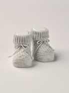 Die eleganten Strick Baby Booties aus Baumwolle von AMIO Firenze eignen sich perfekt als Geschenk für Babypartys oder als süße Schwangerschaftsankündigung für Freunde und Verwandte. Die feine Schnürung bietet besonderen Halt am Fuß. Der edle Strick verleiht den Scarpine eine luxuriöse Note, sodass sie sich als perfektes Accessoire auf einem Strampler eignen. Unsere Scarpine werden in einer ansprechenden Geschenkbox präsentiert.

Höchste Qualität, bestes Preis-Leistungs-Verhältnis MADE IN ITALY.