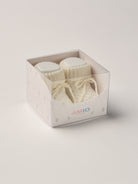 Die eleganten Strick Baby Booties aus Baumwolle von AMIO Firenze eignen sich perfekt als Geschenk für Babypartys oder als süße Schwangerschaftsankündigung für Freunde und Verwandte. Die feine Schnürung bietet besonderen Halt am Fuß. Der edle Strick verleiht den Scarpine eine luxuriöse Note, sodass sie sich als perfektes Accessoire auf einem Strampler eignen. Unsere Scarpine werden in einer ansprechenden Geschenkbox präsentiert.

Höchste Qualität, bestes Preis-Leistungs-Verhältnis MADE IN ITALY.