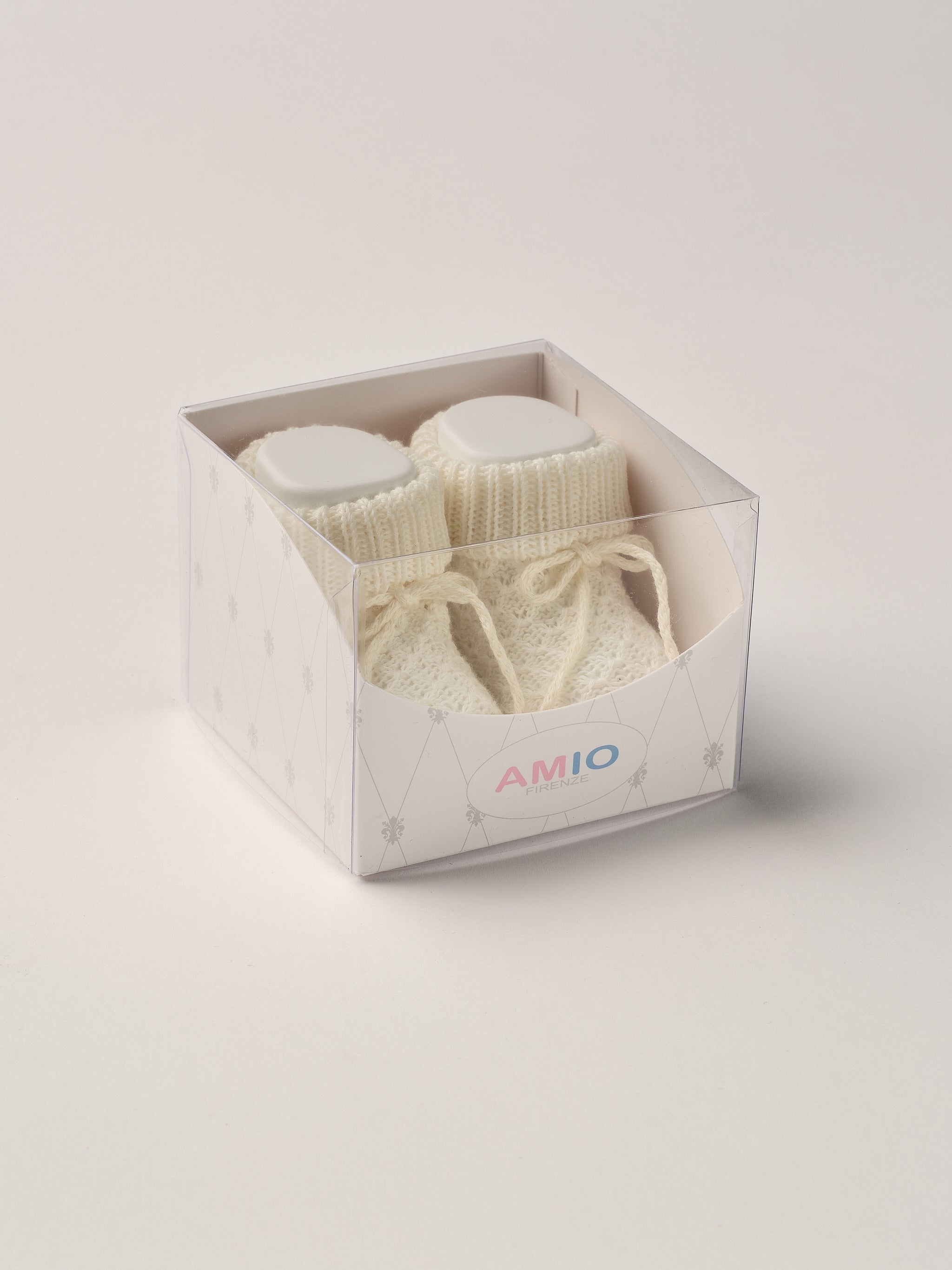 Die eleganten Strick Baby Booties aus Baumwolle von AMIO Firenze eignen sich perfekt als Geschenk für Babypartys oder als süße Schwangerschaftsankündigung für Freunde und Verwandte. Die feine Schnürung bietet besonderen Halt am Fuß. Der edle Strick verleiht den Scarpine eine luxuriöse Note, sodass sie sich als perfektes Accessoire auf einem Strampler eignen. Unsere Scarpine werden in einer ansprechenden Geschenkbox präsentiert.

Höchste Qualität, bestes Preis-Leistungs-Verhältnis MADE IN ITALY.