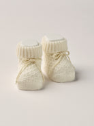 Die eleganten Strick Baby Booties aus Baumwolle von AMIO Firenze eignen sich perfekt als Geschenk für Babypartys oder als süße Schwangerschaftsankündigung für Freunde und Verwandte. Die feine Schnürung bietet besonderen Halt am Fuß. Der edle Strick verleiht den Scarpine eine luxuriöse Note, sodass sie sich als perfektes Accessoire auf einem Strampler eignen. Unsere Scarpine werden in einer ansprechenden Geschenkbox präsentiert.

Höchste Qualität, bestes Preis-Leistungs-Verhältnis MADE IN ITALY.