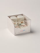 Die Baby Booties mit eingewebtem Waschbär Muster im Wald eignen sich perfekt als Geschenk für Babypartys oder als süße Schwangerschaftsankündigung für Freunde und Verwandte. Die feine Schnürung bietet besonderen Halt am Fuß. Unsere Scarpine werden in einer ansprechenden Geschenkbox präsentiert.&nbsp;

Höchste Qualität, bestes Preis-Leistungs-Verhältnis MADE IN ITALY.