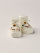 Die Baby Booties mit eingewebtem Waschbär Muster im Wald eignen sich perfekt als Geschenk für Babypartys oder als süße Schwangerschaftsankündigung für Freunde und Verwandte. Die feine Schnürung bietet besonderen Halt am Fuß. Unsere Scarpine werden in einer ansprechenden Geschenkbox präsentiert.&nbsp;

Höchste Qualität, bestes Preis-Leistungs-Verhältnis MADE IN ITALY.