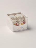 Die eleganten Strick Baby Booties aus Wolle von&nbsp;AMIO Firenze eignen sich perfekt als Geschenk für Babypartys oder als süße Schwangerschaftsankündigung für Freunde und Verwandte. Die feine Schnürung bietet besonderen Halt am Fuß und die angenähten Blüten verleihen den Scarpine eine elegante Note. Unsere Scarpine werden in einer ansprechenden Geschenkbox präsentiert.&nbsp;

Höchste Qualität, bestes Preis-Leistungs-Verhältnis MADE IN ITALY.