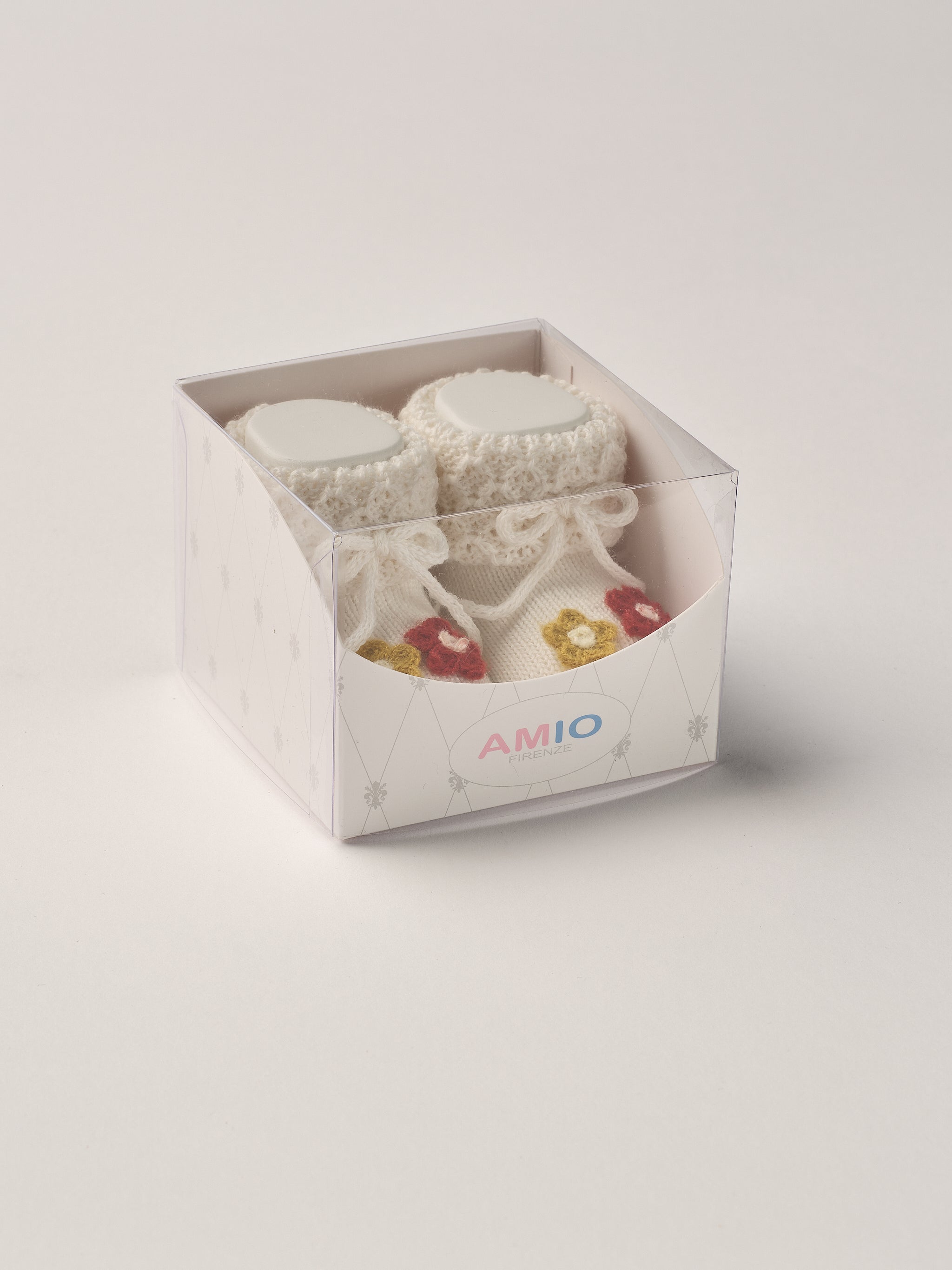 Die eleganten Strick Baby Booties aus Wolle von&nbsp;AMIO Firenze eignen sich perfekt als Geschenk für Babypartys oder als süße Schwangerschaftsankündigung für Freunde und Verwandte. Die feine Schnürung bietet besonderen Halt am Fuß und die angenähten Blüten verleihen den Scarpine eine elegante Note. Unsere Scarpine werden in einer ansprechenden Geschenkbox präsentiert.&nbsp;

Höchste Qualität, bestes Preis-Leistungs-Verhältnis MADE IN ITALY.
