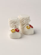 Die eleganten Strick Baby Booties aus Wolle von&nbsp;AMIO Firenze eignen sich perfekt als Geschenk für Babypartys oder als süße Schwangerschaftsankündigung für Freunde und Verwandte. Die feine Schnürung bietet besonderen Halt am Fuß und die angenähten Blüten verleihen den Scarpine eine elegante Note. Unsere Scarpine werden in einer ansprechenden Geschenkbox präsentiert.&nbsp;

Höchste Qualität, bestes Preis-Leistungs-Verhältnis MADE IN ITALY.