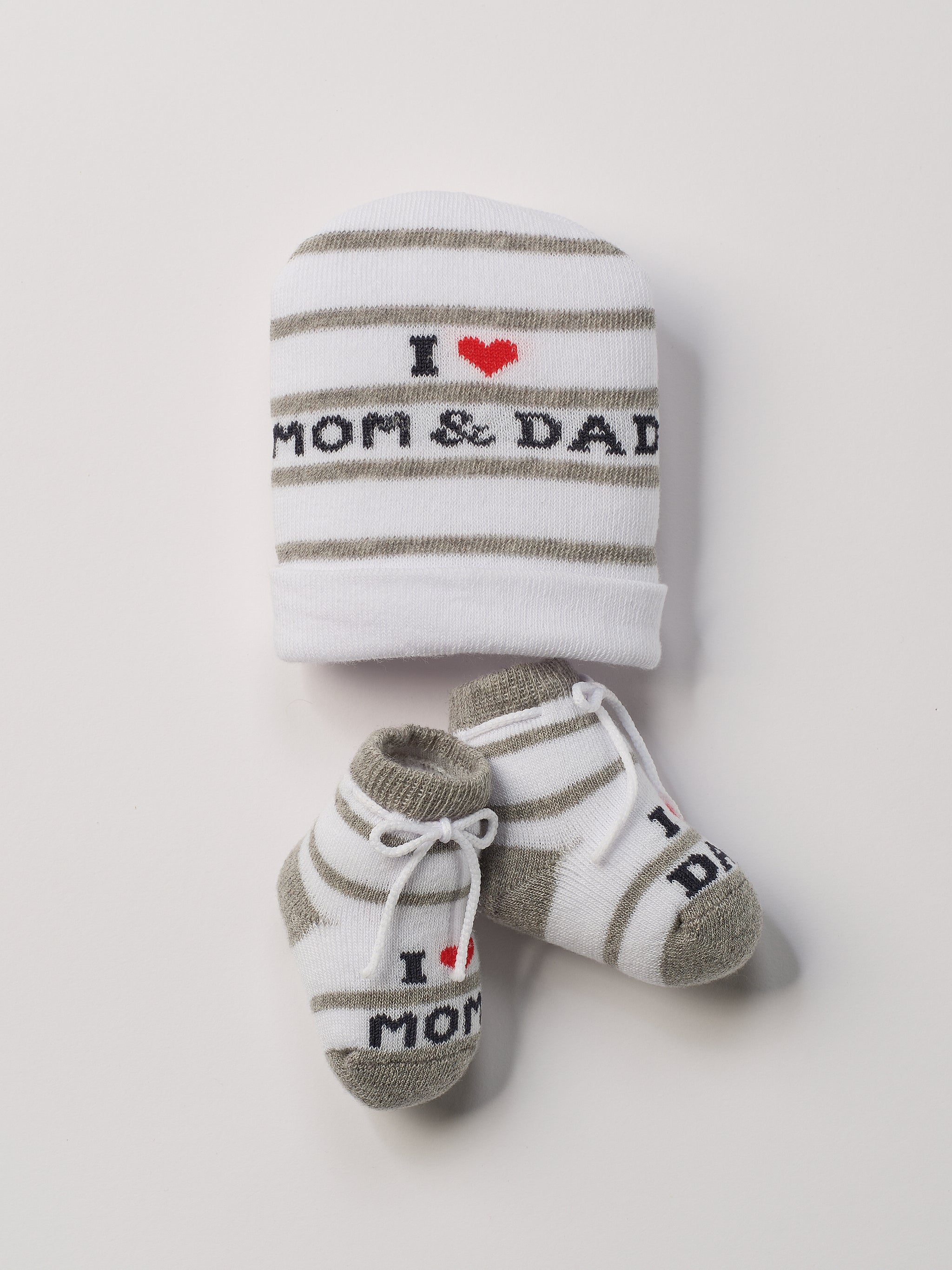 Das niedliche Set von&nbsp;AMIO Firenze ist die perfekte Geschenkidee für Neugeborene. Maximaler Tragekomfort, gepaart mit einer herausragenden Passform. Die feine Schnürung der Scarpine bietet besonderen Halt am Fuß. Die&nbsp;eingewebte Botschaft löst besonders emotionale Momente aus. Das Set wird in einer ansprechenden Geschenkbox präsentiert.&nbsp;

Höchste Qualität, bestes Preis-Leistungs-Verhältnis&nbsp;MADE IN ITALY.