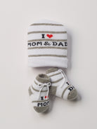 Das niedliche Set von&nbsp;AMIO Firenze ist die perfekte Geschenkidee für Neugeborene. Maximaler Tragekomfort, gepaart mit einer herausragenden Passform. Die feine Schnürung der Scarpine bietet besonderen Halt am Fuß. Die&nbsp;eingewebte Botschaft löst besonders emotionale Momente aus. Das Set wird in einer ansprechenden Geschenkbox präsentiert.&nbsp;

Höchste Qualität, bestes Preis-Leistungs-Verhältnis&nbsp;MADE IN ITALY.