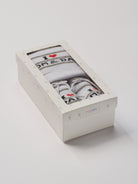 Das niedliche Set von&nbsp;AMIO Firenze ist die perfekte Geschenkidee für Neugeborene. Maximaler Tragekomfort, gepaart mit einer herausragenden Passform. Die feine Schnürung der Scarpine bietet besonderen Halt am Fuß. Die&nbsp;eingewebte Botschaft löst besonders emotionale Momente aus. Das Set wird in einer ansprechenden Geschenkbox präsentiert.&nbsp;

Höchste Qualität, bestes Preis-Leistungs-Verhältnis&nbsp;MADE IN ITALY.