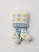 Das niedliche Set von&nbsp;AMIO Firenze ist die perfekte Geschenkidee für Neugeborene. Maximaler Tragekomfort, gepaart mit einer herausragenden Passform. Die feine Schnürung bietet besonderen Halt am Fuß. Die eingewebten Argyle Muster sorgen für einen klassischen Look und unvergessliche Bilder. Das Set wird in einer ansprechenden Geschenkbox präsentiert.&nbsp;

Höchste Qualität, bestes Preis-Leistungs-Verhältnis&nbsp;MADE IN ITALY.