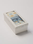 Das niedliche Set von&nbsp;AMIO Firenze ist die perfekte Geschenkidee für Neugeborene. Maximaler Tragekomfort, gepaart mit einer herausragenden Passform. Die feine Schnürung bietet besonderen Halt am Fuß. Die eingewebten Argyle Muster sorgen für einen klassischen Look und unvergessliche Bilder. Das Set wird in einer ansprechenden Geschenkbox präsentiert.&nbsp;

Höchste Qualität, bestes Preis-Leistungs-Verhältnis&nbsp;MADE IN ITALY.