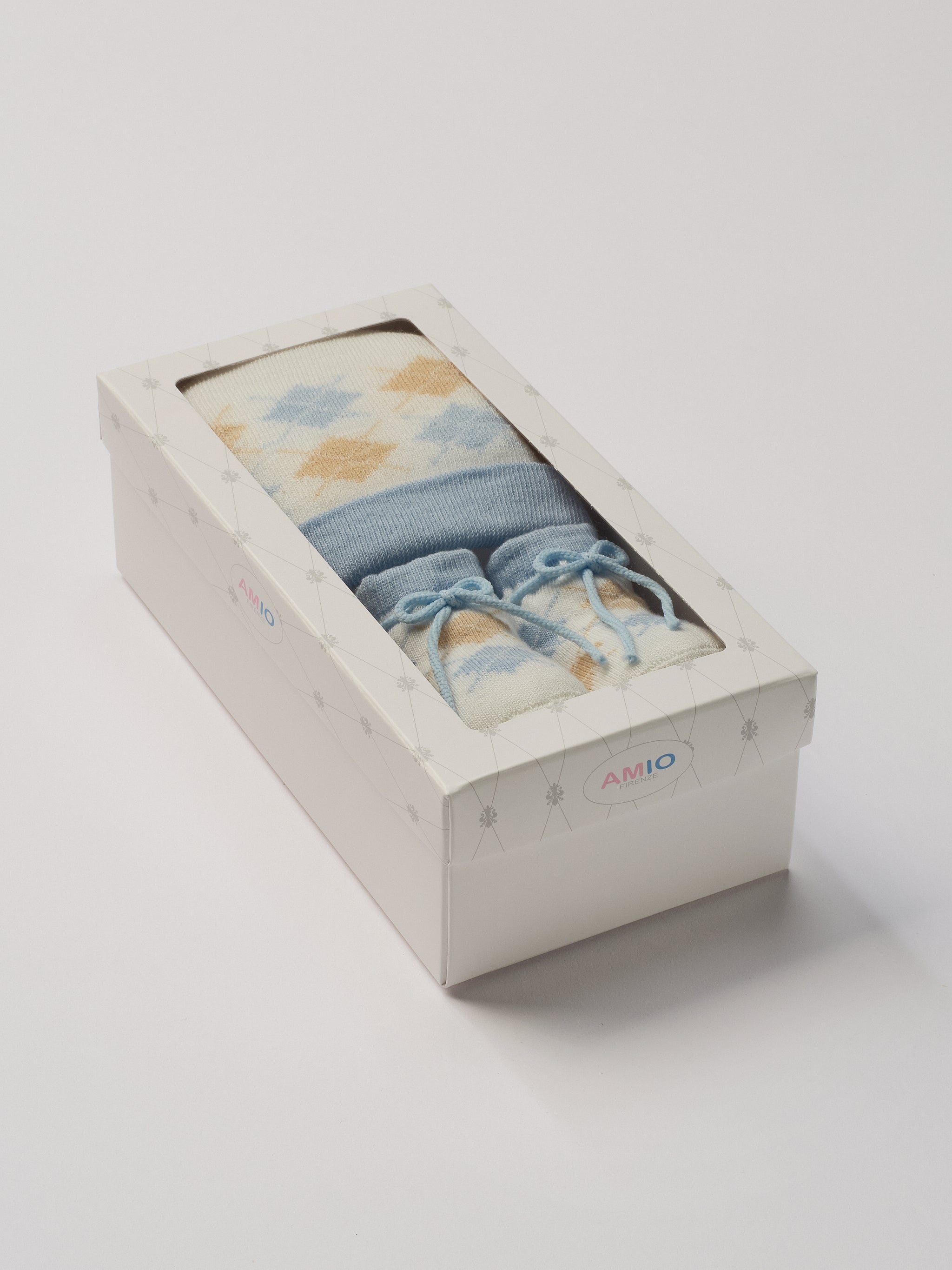 Das niedliche Set von&nbsp;AMIO Firenze ist die perfekte Geschenkidee für Neugeborene. Maximaler Tragekomfort, gepaart mit einer herausragenden Passform. Die feine Schnürung bietet besonderen Halt am Fuß. Die eingewebten Argyle Muster sorgen für einen klassischen Look und unvergessliche Bilder. Das Set wird in einer ansprechenden Geschenkbox präsentiert.&nbsp;

Höchste Qualität, bestes Preis-Leistungs-Verhältnis&nbsp;MADE IN ITALY.