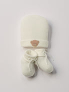 Das niedliche Set von&nbsp;AMIO Firenze ist die perfekte Geschenkidee für Neugeborene. Maximaler Tragekomfort, gepaart mit einer herausragenden Passform. Die feine Schnürung bietet besonderen Halt am Fuß. Die Bärchen-Applikation verleiht der Mütze einen verspielten Look. Das Set wird in einer ansprechenden Geschenkbox präsentiert.&nbsp;

Höchste Qualität, bestes Preis-Leistungs-Verhältnis&nbsp;MADE IN ITALY.