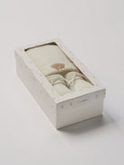 Das niedliche Set von&nbsp;AMIO Firenze ist die perfekte Geschenkidee für Neugeborene. Maximaler Tragekomfort, gepaart mit einer herausragenden Passform. Die feine Schnürung bietet besonderen Halt am Fuß. Die Bärchen-Applikation verleiht der Mütze einen verspielten Look. Das Set wird in einer ansprechenden Geschenkbox präsentiert.&nbsp;

Höchste Qualität, bestes Preis-Leistungs-Verhältnis&nbsp;MADE IN ITALY.