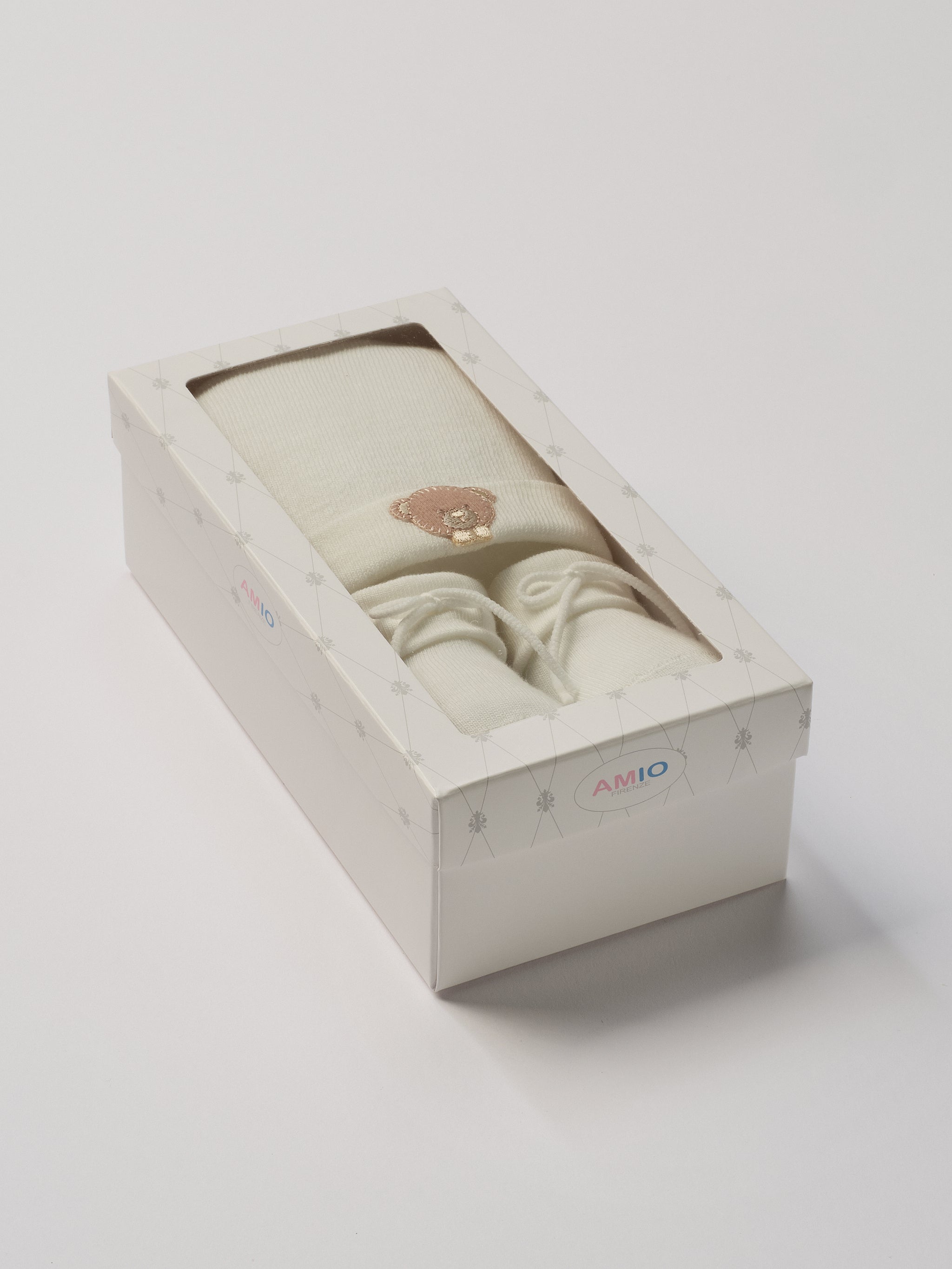 Das niedliche Set von&nbsp;AMIO Firenze ist die perfekte Geschenkidee für Neugeborene. Maximaler Tragekomfort, gepaart mit einer herausragenden Passform. Die feine Schnürung bietet besonderen Halt am Fuß. Die Bärchen-Applikation verleiht der Mütze einen verspielten Look. Das Set wird in einer ansprechenden Geschenkbox präsentiert.&nbsp;

Höchste Qualität, bestes Preis-Leistungs-Verhältnis&nbsp;MADE IN ITALY.