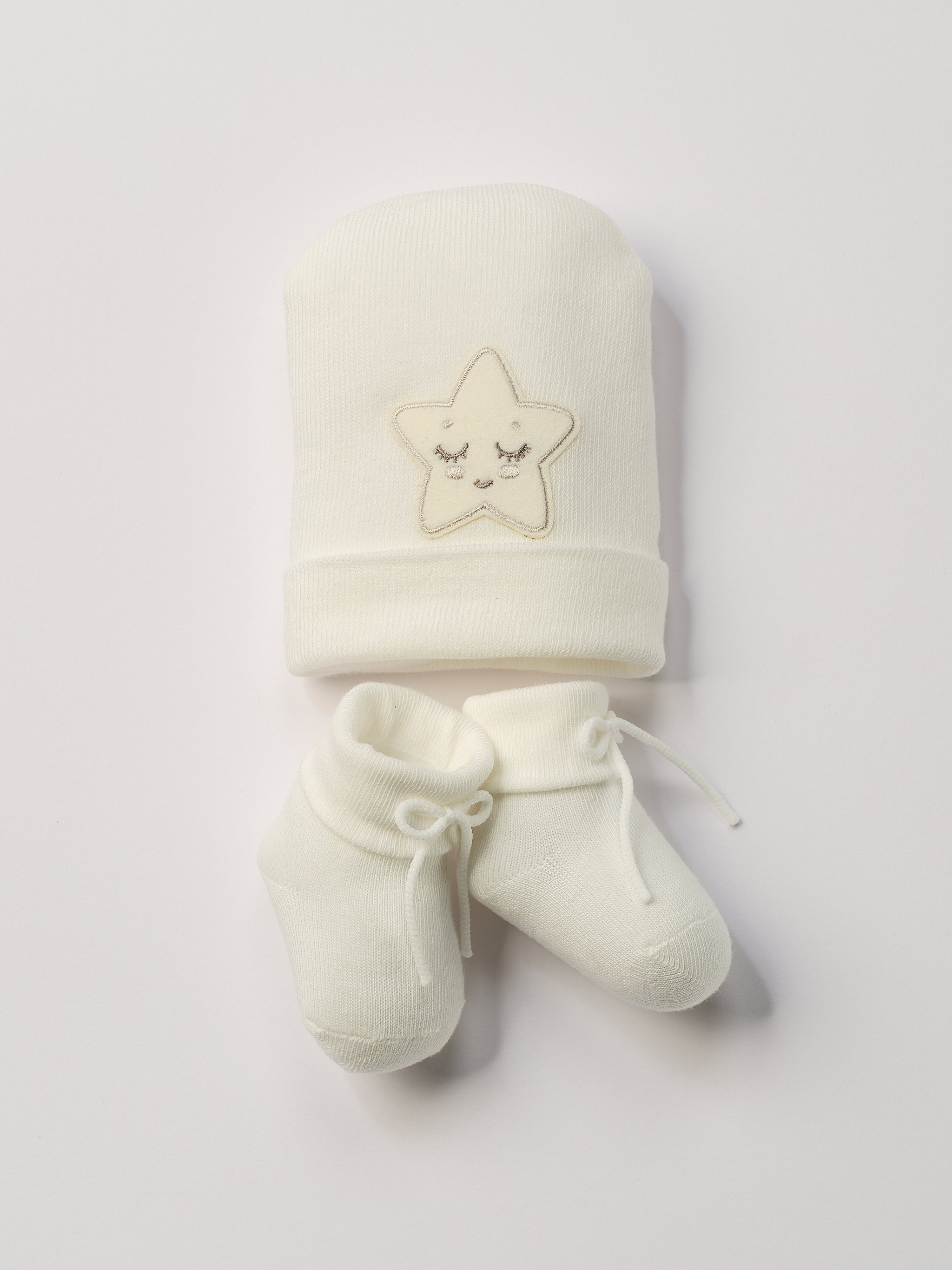 Das niedliche Set von AMIO Firenze ist die perfekte Geschenkidee für Neugeborene. Maximaler Tragekomfort, gepaart mit einer herausragenden Passform. Die feine Schnürung bietet besonderen Halt am Fuß. Die Stern-Applikation verleiht der Mütze einen verspielten Look. Das Set wird in einer ansprechenden Geschenkbox präsentiert.

Höchste Qualität, bestes Preis-Leistungs-Verhältnis MADE IN ITALY.