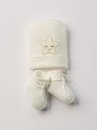 Das niedliche Set von AMIO Firenze ist die perfekte Geschenkidee für Neugeborene. Maximaler Tragekomfort, gepaart mit einer herausragenden Passform. Die feine Schnürung bietet besonderen Halt am Fuß. Die Stern-Applikation verleiht der Mütze einen verspielten Look. Das Set wird in einer ansprechenden Geschenkbox präsentiert.

Höchste Qualität, bestes Preis-Leistungs-Verhältnis MADE IN ITALY.