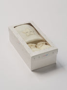 Das niedliche Set von AMIO Firenze ist die perfekte Geschenkidee für Neugeborene. Maximaler Tragekomfort, gepaart mit einer herausragenden Passform. Die feine Schnürung bietet besonderen Halt am Fuß. Die Stern-Applikation verleiht der Mütze einen verspielten Look. Das Set wird in einer ansprechenden Geschenkbox präsentiert.

Höchste Qualität, bestes Preis-Leistungs-Verhältnis MADE IN ITALY.