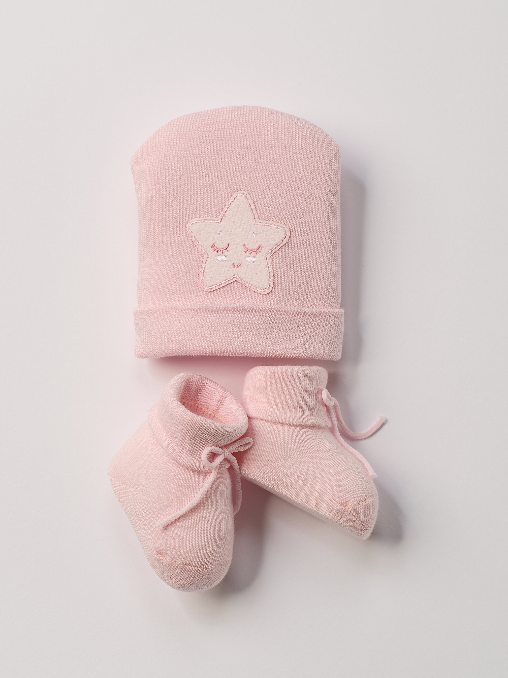 Das niedliche Set von AMIO Firenze ist die perfekte Geschenkidee für Neugeborene. Maximaler Tragekomfort, gepaart mit einer herausragenden Passform. Die feine Schnürung bietet besonderen Halt am Fuß. Die Stern-Applikation verleiht der Mütze einen verspielten Look. Das Set wird in einer ansprechenden Geschenkbox präsentiert.

Höchste Qualität, bestes Preis-Leistungs-Verhältnis MADE IN ITALY.