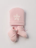 Das niedliche Set von AMIO Firenze ist die perfekte Geschenkidee für Neugeborene. Maximaler Tragekomfort, gepaart mit einer herausragenden Passform. Die feine Schnürung bietet besonderen Halt am Fuß. Die Stern-Applikation verleiht der Mütze einen verspielten Look. Das Set wird in einer ansprechenden Geschenkbox präsentiert.

Höchste Qualität, bestes Preis-Leistungs-Verhältnis MADE IN ITALY.