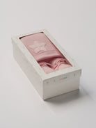 Das niedliche Set von AMIO Firenze ist die perfekte Geschenkidee für Neugeborene. Maximaler Tragekomfort, gepaart mit einer herausragenden Passform. Die feine Schnürung bietet besonderen Halt am Fuß. Die Stern-Applikation verleiht der Mütze einen verspielten Look. Das Set wird in einer ansprechenden Geschenkbox präsentiert.

Höchste Qualität, bestes Preis-Leistungs-Verhältnis MADE IN ITALY.