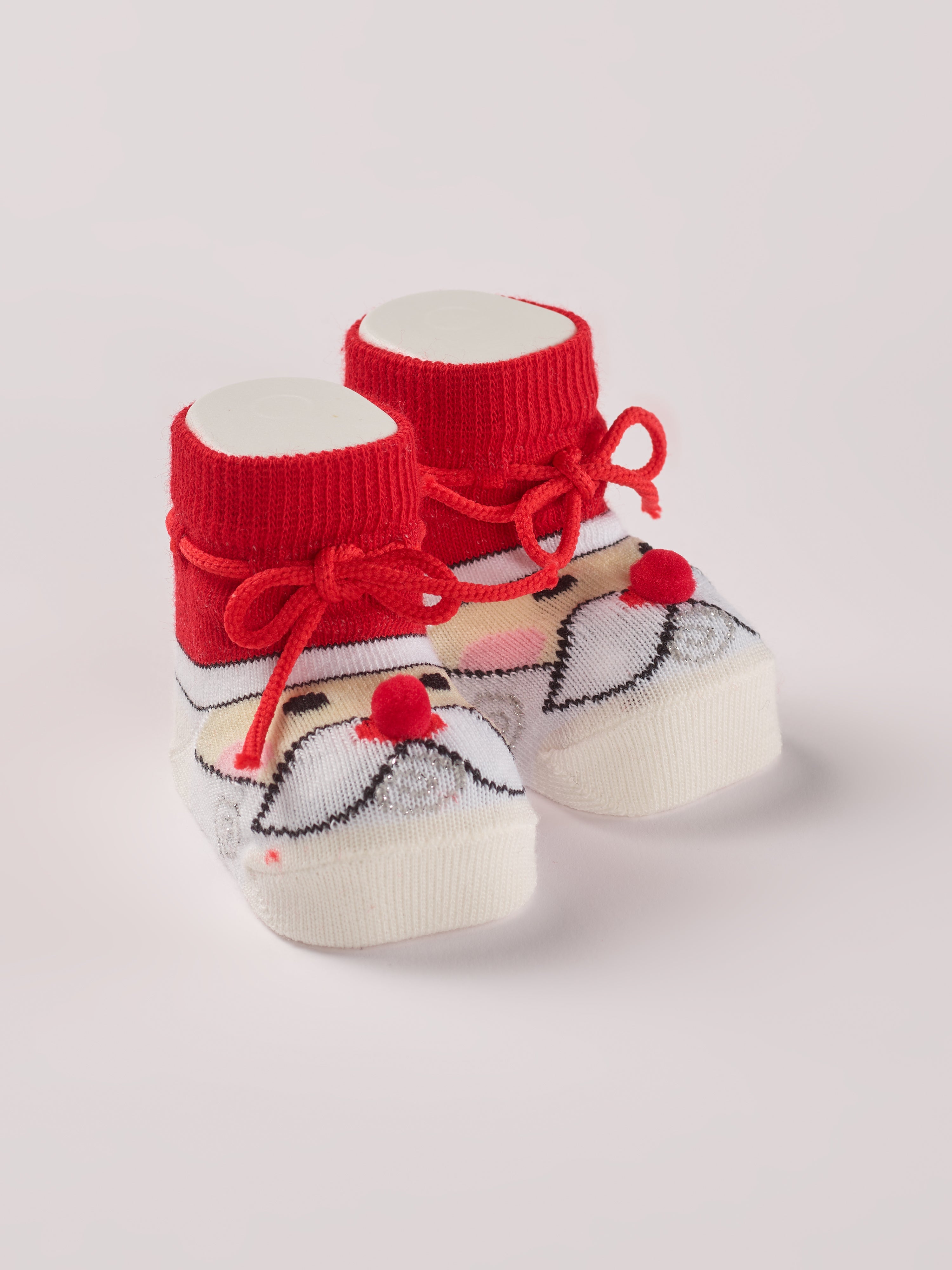 Die weihnachtlichen Baby Booties verfügen über einen niedlich eingewebten Santa und eignen sich perfekt als Geschenk für Babypartys oder als süße Schwangerschaftsankündigung für Freunde und Verwandte während der Weihnachtszeit. Die feine Schnürung bietet besonderen Halt am Fuß. Unsere Scarpine werden in einer ansprechenden Geschenkbox präsentiert.