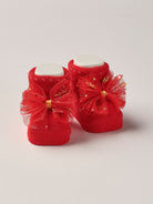 Die Baby Booties verfügen über niedliche Schleifen und eignen sich perfekt als Geschenk für Babypartys oder als süße Schwangerschaftsankündigung für Freunde und Verwandte. Unsere Scarpine werden in einer ansprechenden Geschenkbox präsentiert.&nbsp;

Höchste Qualität, bestes Preis-Leistungs-Verhältnis MADE IN ITALY.