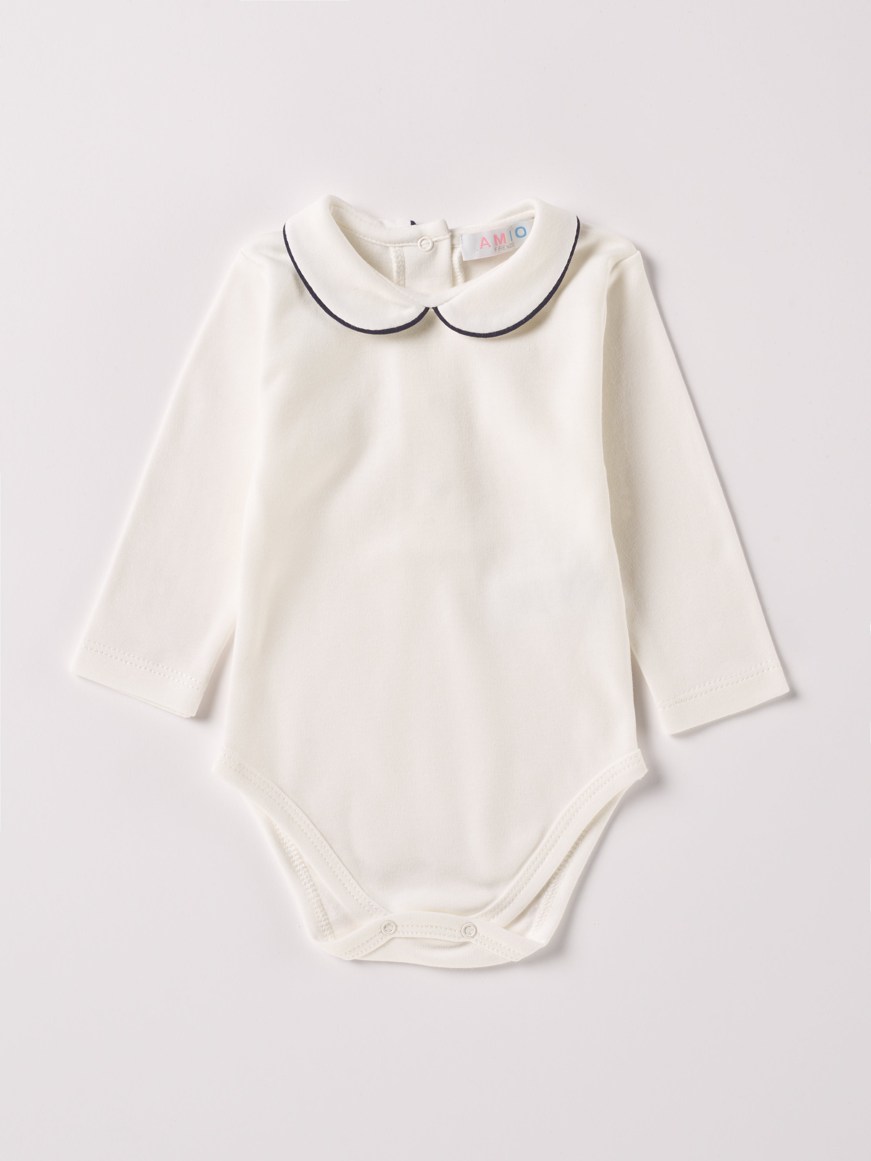 Der langarmige Body, gefertigt aus 100% Baumwolle, hat eine perfekte Passform. Kundinnen und Kunden vertrauen auf unseren Schnitt, da die flachen Druckknöpfe an der Rückseite ein unkompliziertes und schnelles Anziehen ermöglichen. Die "flanellartige" Innenseite wurde speziell für zarte Kinderhaut konzipiert und bietet ein besonders sanftes Trageerlebnis. Ein großer Vorteil der flanellartigen Innenseite ist, dass die Kinder weniger schwitzen. Der Kragen verleiht dem Body ein edles Design.