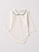 Der langarmige Body, gefertigt aus 100% Baumwolle, hat eine perfekte Passform. Kundinnen und Kunden vertrauen auf unseren Schnitt, da die flachen Druckknöpfe an der Rückseite ein unkompliziertes und schnelles Anziehen ermöglichen. Die "flanellartige" Innenseite wurde speziell für zarte Kinderhaut konzipiert und bietet ein besonders sanftes Trageerlebnis. Ein großer Vorteil der flanellartigen Innenseite ist, dass die Kinder weniger schwitzen. Der Kragen verleiht dem Body ein edles Design.