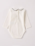 Der langarmige Body, gefertigt aus 100% Baumwolle, hat eine perfekte Passform. Kundinnen und Kunden vertrauen auf unseren Schnitt, da die flachen Druckknöpfe an der Rückseite ein unkompliziertes und schnelles Anziehen ermöglichen. Die "flanellartige" Innenseite wurde speziell für zarte Kinderhaut konzipiert und bietet ein besonders sanftes Trageerlebnis. Ein großer Vorteil der flanellartigen Innenseite ist, dass die Kinder weniger schwitzen. Der Kragen verleiht dem Body ein edles Design.