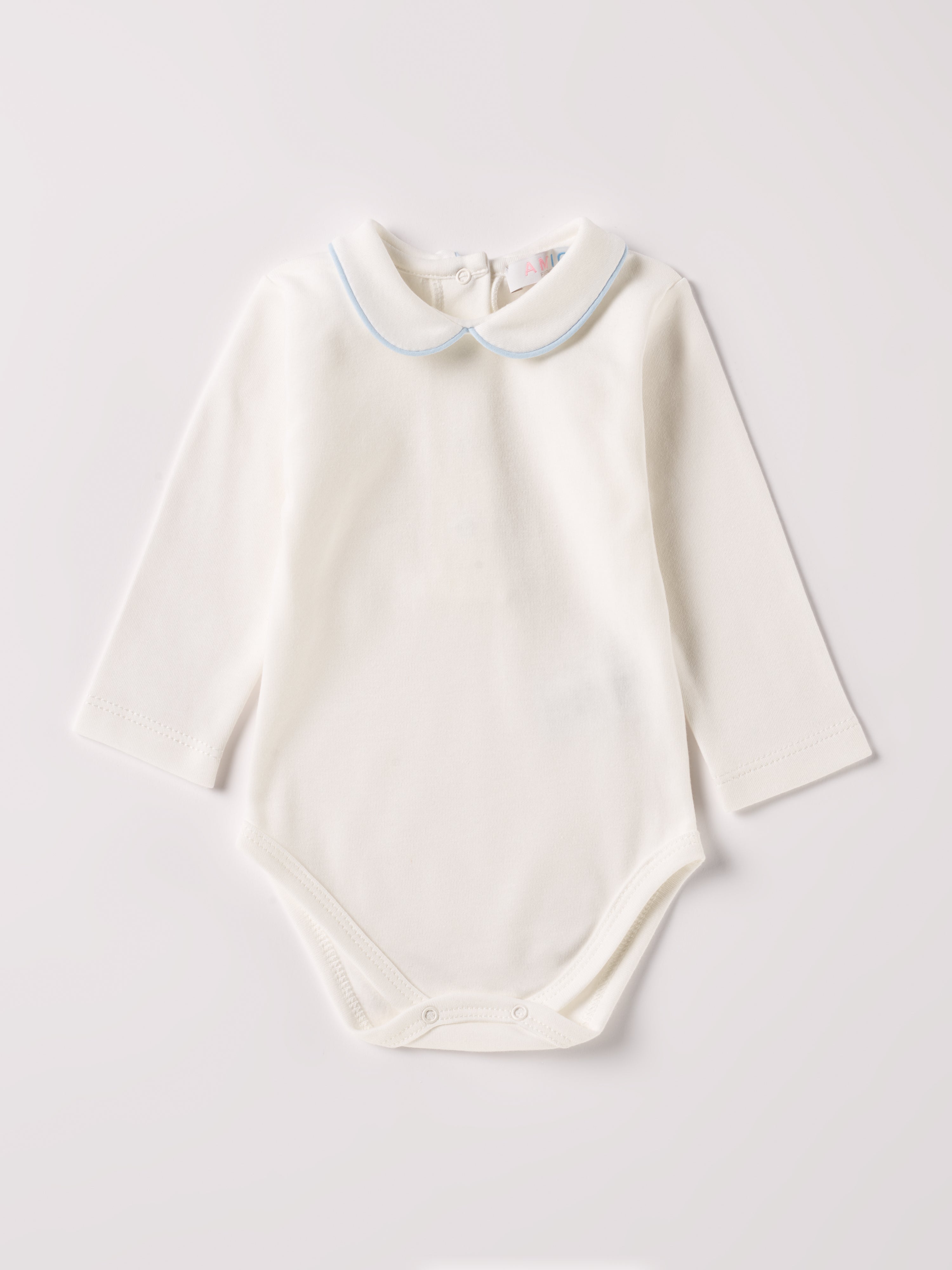 Der langarmige Body, gefertigt aus 100% Baumwolle, hat eine perfekte Passform. Kundinnen und Kunden vertrauen auf unseren Schnitt, da die flachen Druckknöpfe an der Rückseite ein unkompliziertes und schnelles Anziehen ermöglichen. Die "flanellartige" Innenseite wurde speziell für zarte Kinderhaut konzipiert und bietet ein besonders sanftes Trageerlebnis. Ein großer Vorteil der flanellartigen Innenseite ist, dass die Kinder weniger schwitzen. Der Kragen verleiht dem Body ein edles Design.
