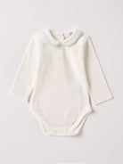 Der langarmige Body, gefertigt aus 100% Baumwolle, hat eine perfekte Passform. Kundinnen und Kunden vertrauen auf unseren Schnitt, da die flachen Druckknöpfe an der Rückseite ein unkompliziertes und schnelles Anziehen ermöglichen. Die "flanellartige" Innenseite wurde speziell für zarte Kinderhaut konzipiert und bietet ein besonders sanftes Trageerlebnis. Ein großer Vorteil der flanellartigen Innenseite ist, dass die Kinder weniger schwitzen. Der Kragen verleiht dem Body ein edles Design.