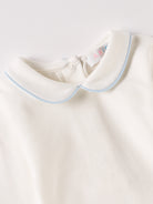 Der langarmige Body, gefertigt aus 100% Baumwolle, hat eine perfekte Passform. Kundinnen und Kunden vertrauen auf unseren Schnitt, da die flachen Druckknöpfe an der Rückseite ein unkompliziertes und schnelles Anziehen ermöglichen. Die "flanellartige" Innenseite wurde speziell für zarte Kinderhaut konzipiert und bietet ein besonders sanftes Trageerlebnis. Ein großer Vorteil der flanellartigen Innenseite ist, dass die Kinder weniger schwitzen. Der Kragen verleiht dem Body ein edles Design.