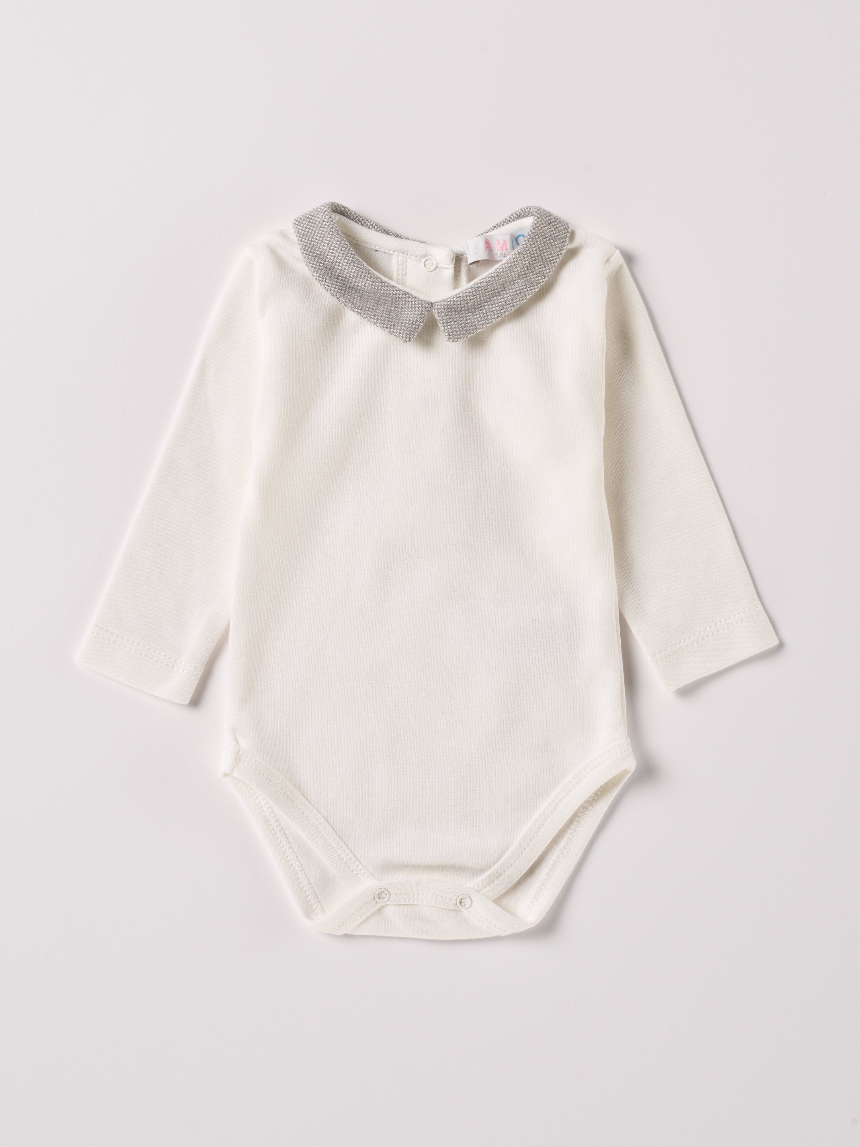 Der langarmige Body, gefertigt aus 100% Baumwolle, hat eine perfekte Passform. Kundinnen und Kunden vertrauen auf unseren Schnitt, da die flachen Knöpfe an der Rückseite ein unkompliziertes und schnelles Anziehen ermöglichen. Die "flanellartige" Innenseite wurde speziell für zarte Kinderhaut konzipiert und bietet ein besonders sanftes Trageerlebnis. Ein großer Vorteil der flanellartigen Innenseite ist, dass die Kinder weniger schwitzen. Der Kragen verleiht dem Body ein edles Design.