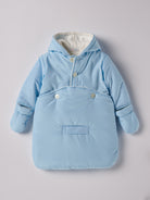 Der Baby Fußsack aus Mikrofaser bietet eine vielseitige Funktion, indem er sowohl als Fußsack als auch als Jacke mit Kapuze verwendet werden kann (der Fußteil ist mit Knöpfen zur Jacke verbunden). Die Handschuhe sind leicht abnehmbar. Der Schnitt is für Babyautositze konzipiert, sodass der Fußteil bei einer Autofahrten nicht extra auszuziehen ist. Wärmespendend, windundurchlässig und extrem pflegeleicht.

Höchste Qualität, bestes Preis-Leistungs-Verhältnis MADE IN ITALY.