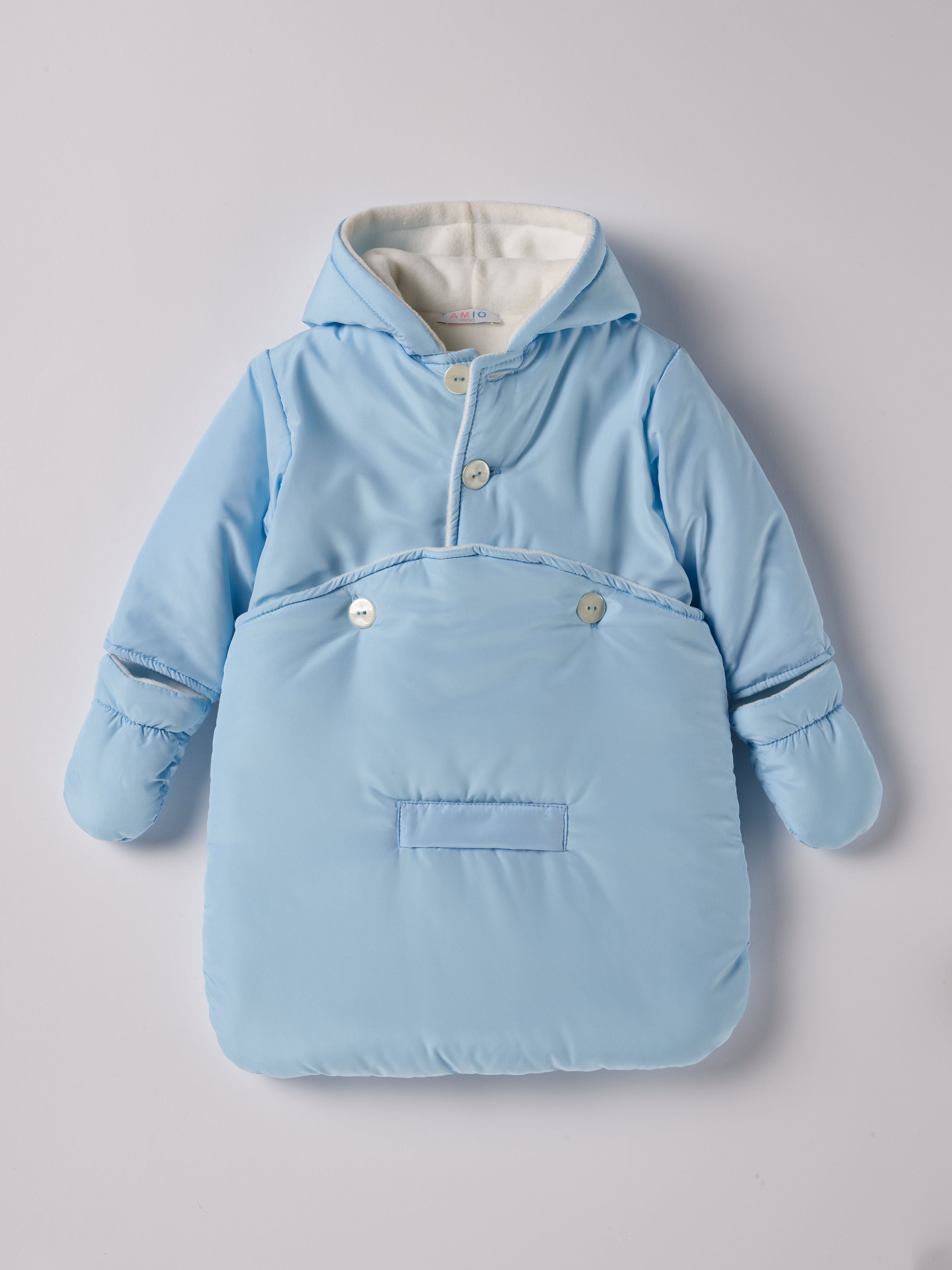 Der Baby Fußsack aus Mikrofaser bietet eine vielseitige Funktion, indem er sowohl als Fußsack als auch als Jacke mit Kapuze verwendet werden kann (der Fußteil ist mit Knöpfen zur Jacke verbunden). Die Handschuhe sind leicht abnehmbar. Der Schnitt is für Babyautositze konzipiert, sodass der Fußteil bei einer Autofahrten nicht extra auszuziehen ist. Wärmespendend, windundurchlässig und extrem pflegeleicht.

Höchste Qualität, bestes Preis-Leistungs-Verhältnis MADE IN ITALY.